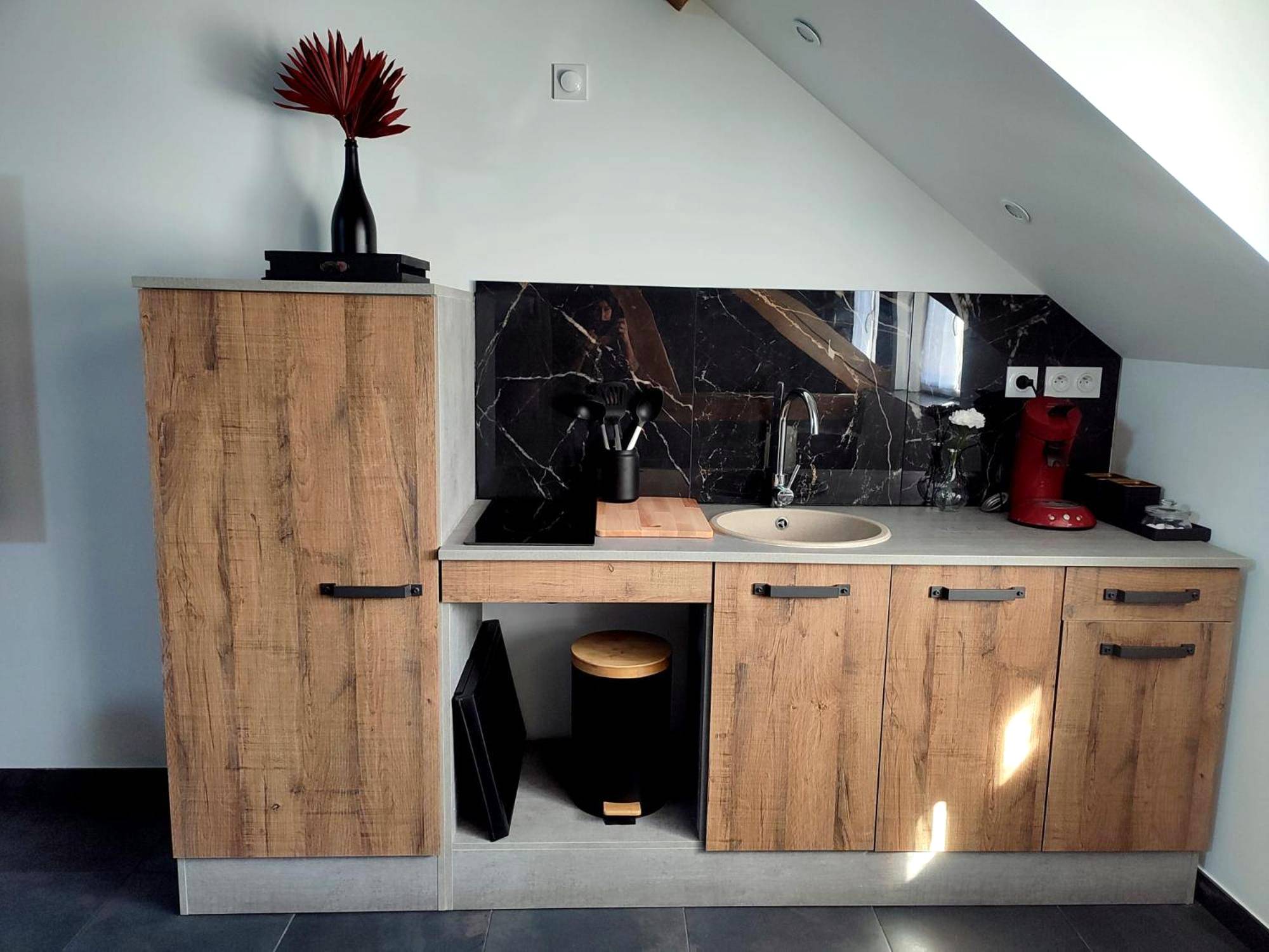Kitchenette équipée avec meubles en bois - Love Room à Montargis