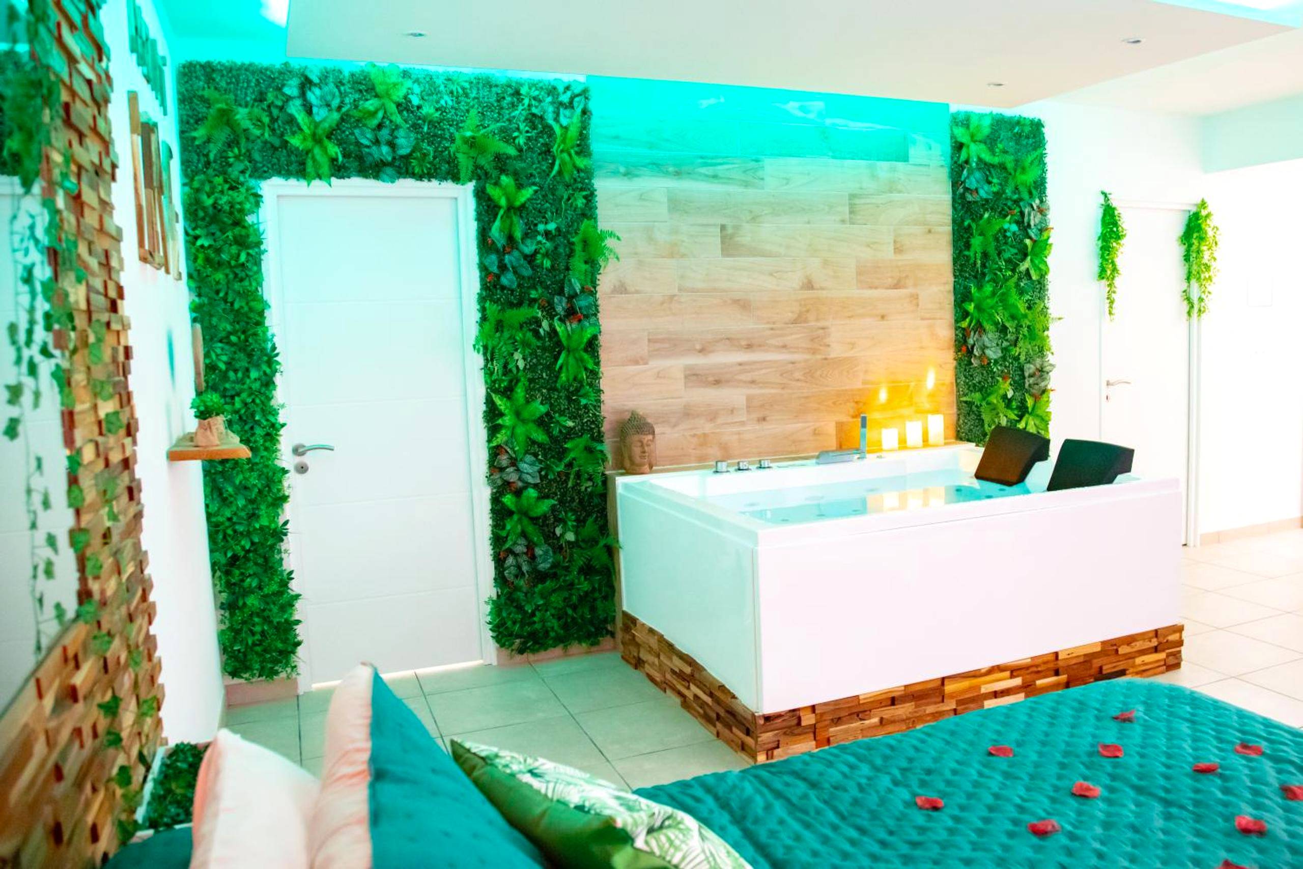 Jacuzzi privatif et mur végétal décoratif - Monti - love