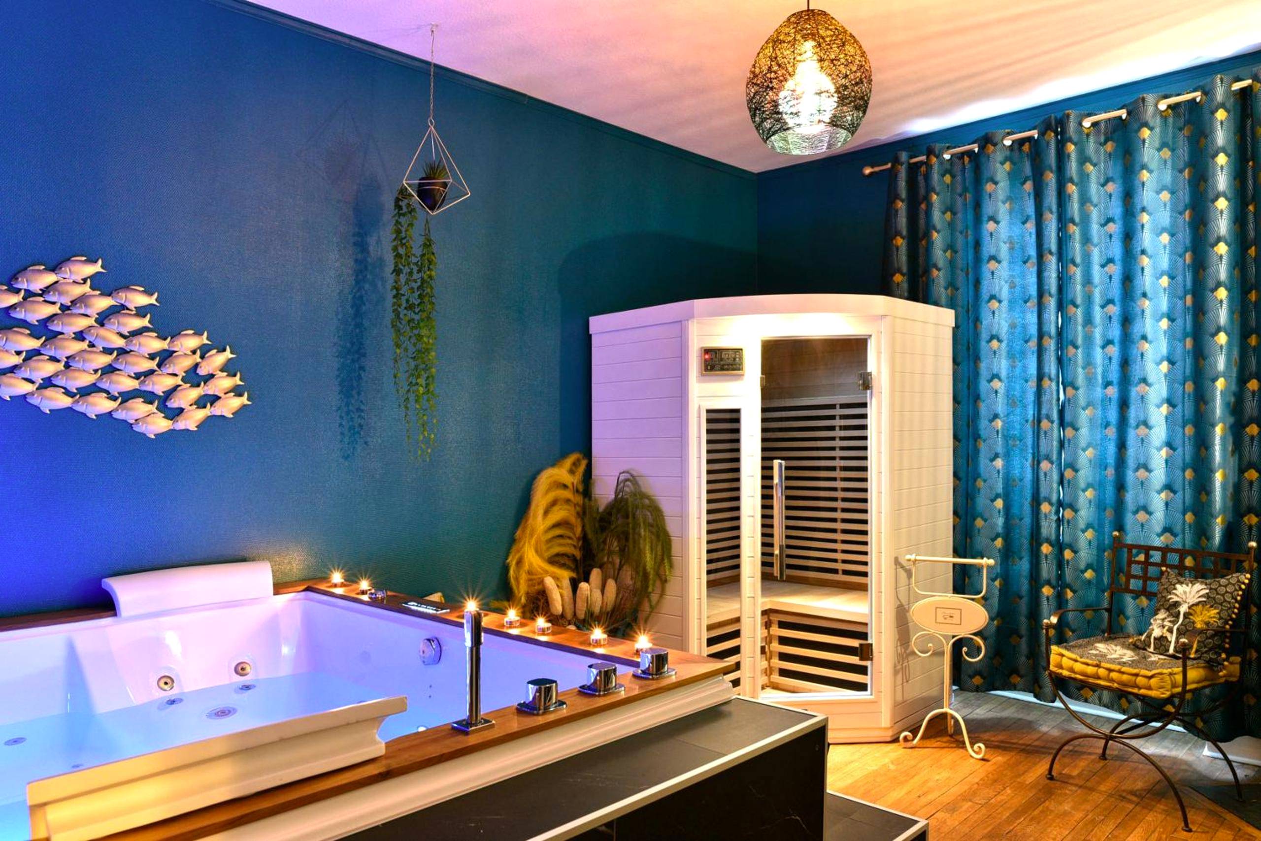 Jacuzzi et sauna privatif dans pièce bleue - Love Room Nancy - MoonLOVE, SPA/Sauna et Jacuzzi privés, charme et détente.