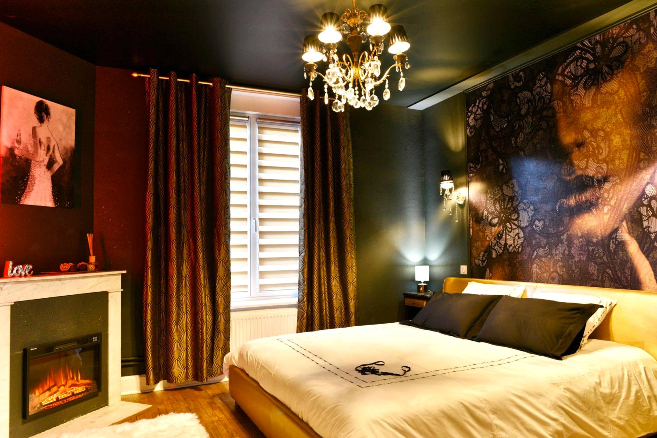 Chambre avec lit double et cheminée décorative - MoonLOVE, SPA/Sauna et Jacuzzi privés, charme et détente.