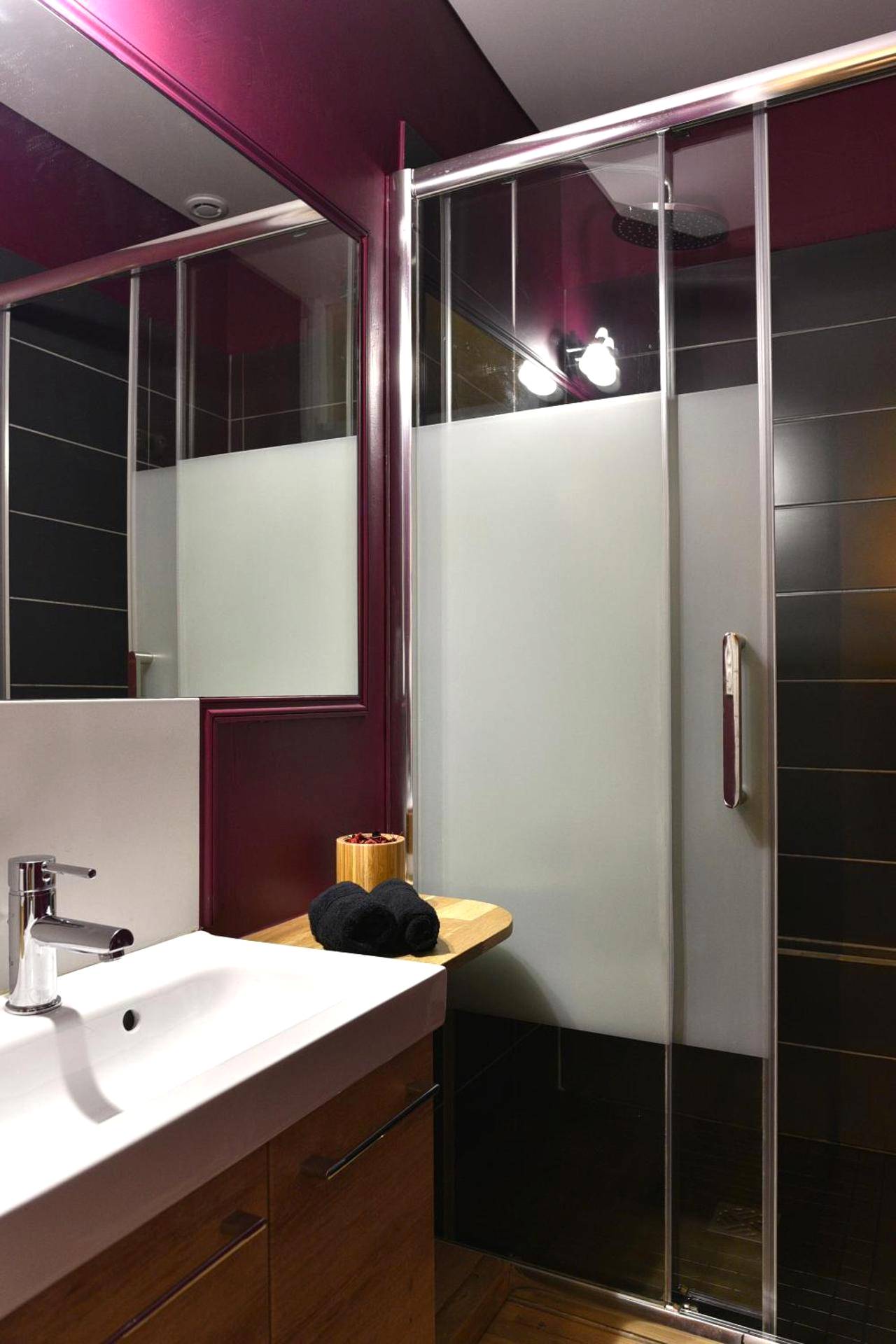 Salle d'eau avec douche à paroi givrée - MoonLOVE, SPA/Sauna et Jacuzzi privés, charme et détente.