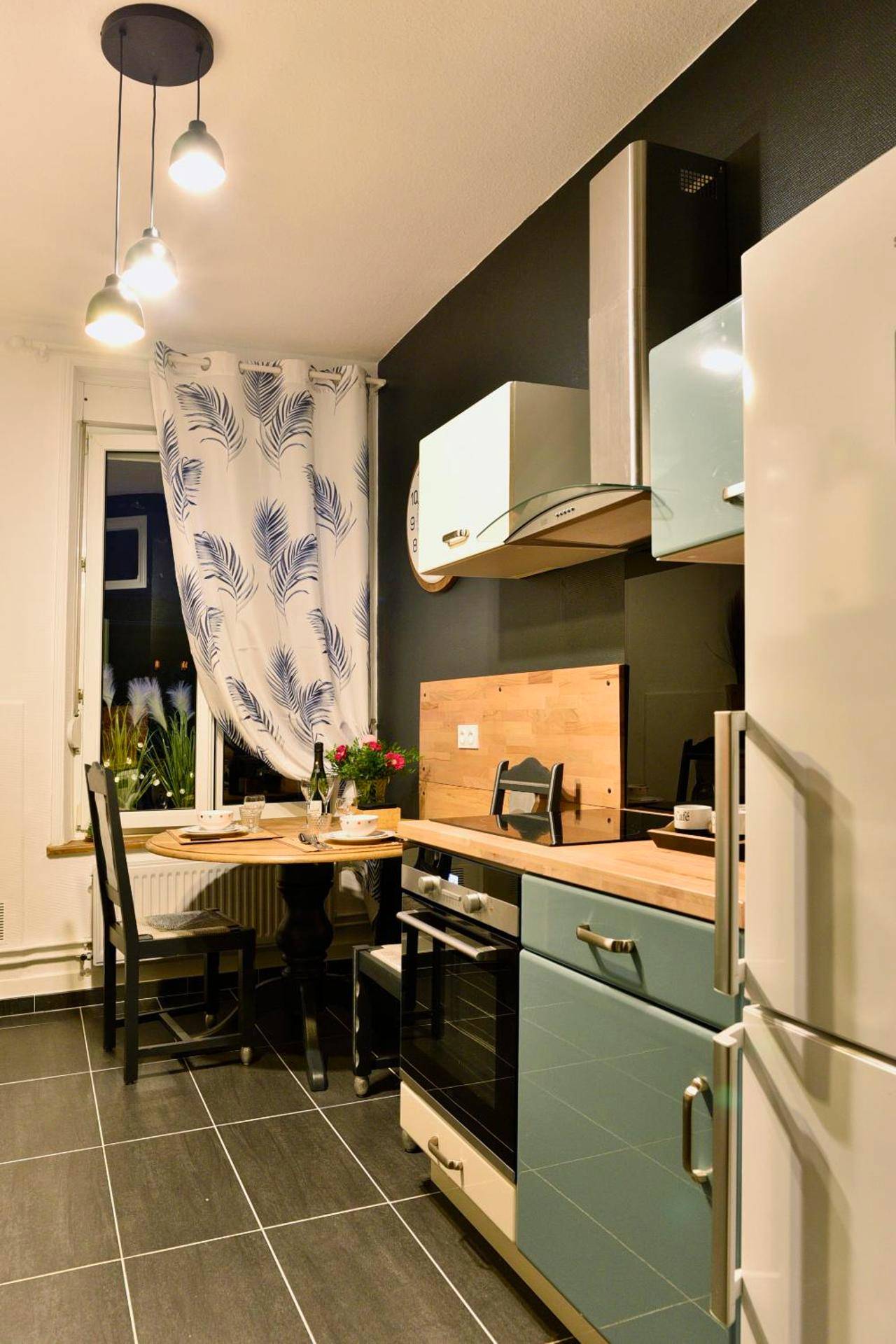 Cuisine équipée avec coin repas - MoonLOVE, SPA/Sauna et Jacuzzi privés, charme et détente.