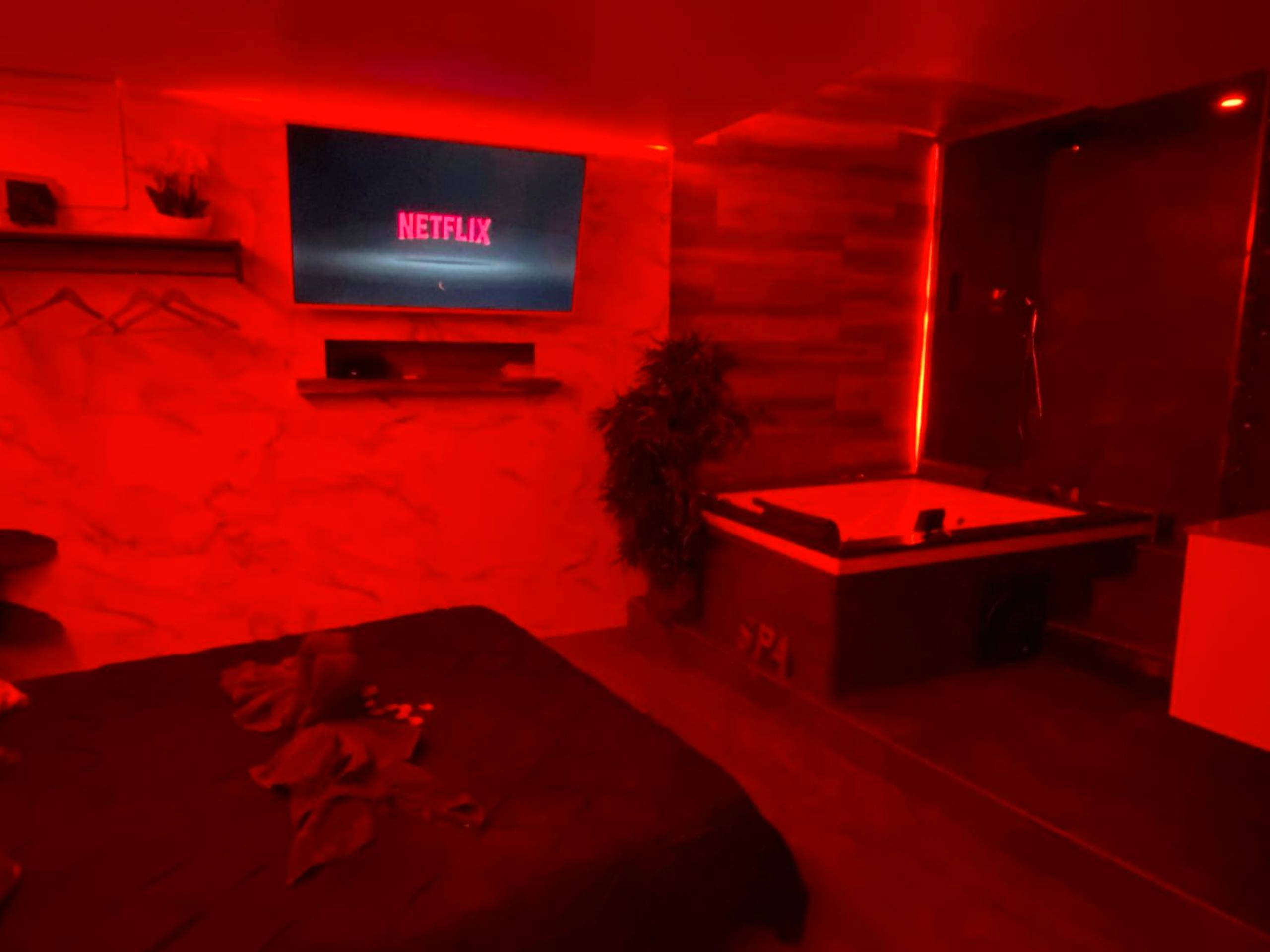 Lit double et jacuzzi avec éclairage rouge - Suite morning star