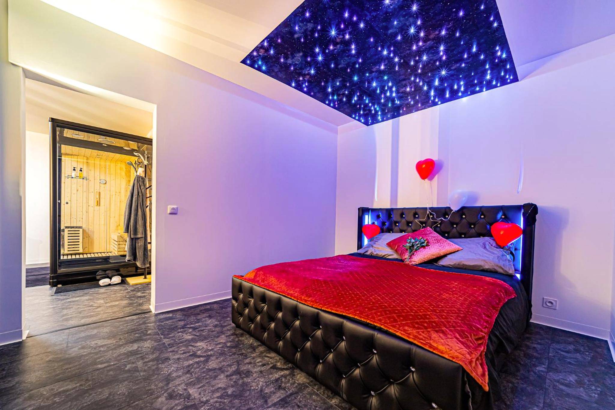 Lit double avec ciel étoilé lumineux - Love Room Baverans - superbe appartement de charme moulin de Baverans .