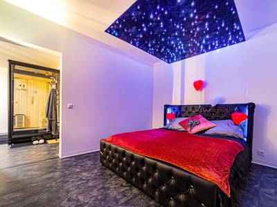 Lit double avec ciel étoilé lumineux - Love Room Baverans - superbe appartement de charme moulin de Baverans .