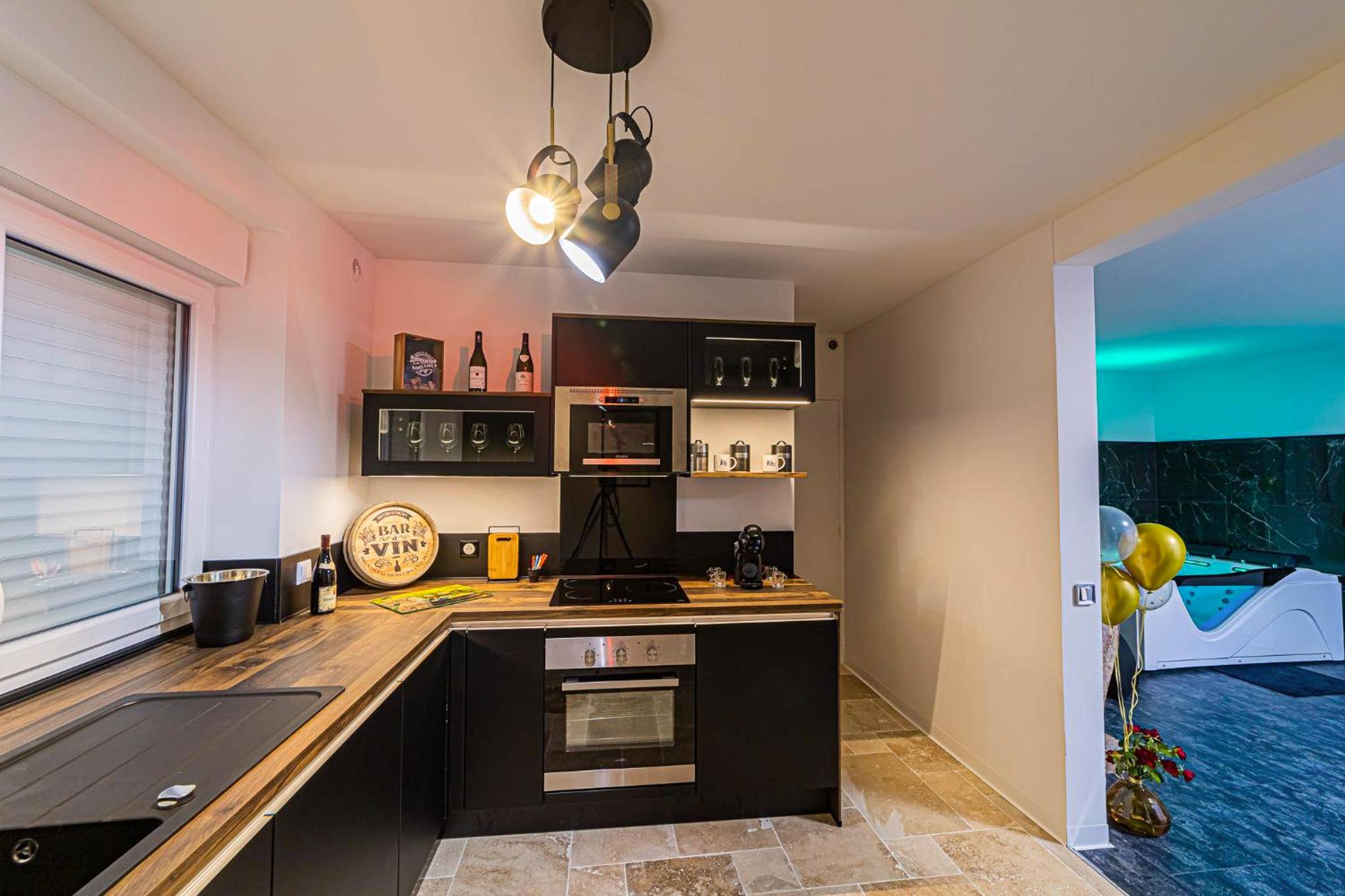 Cuisine équipée moderne avec bar à vin - superbe appartement de charme moulin de Baverans .