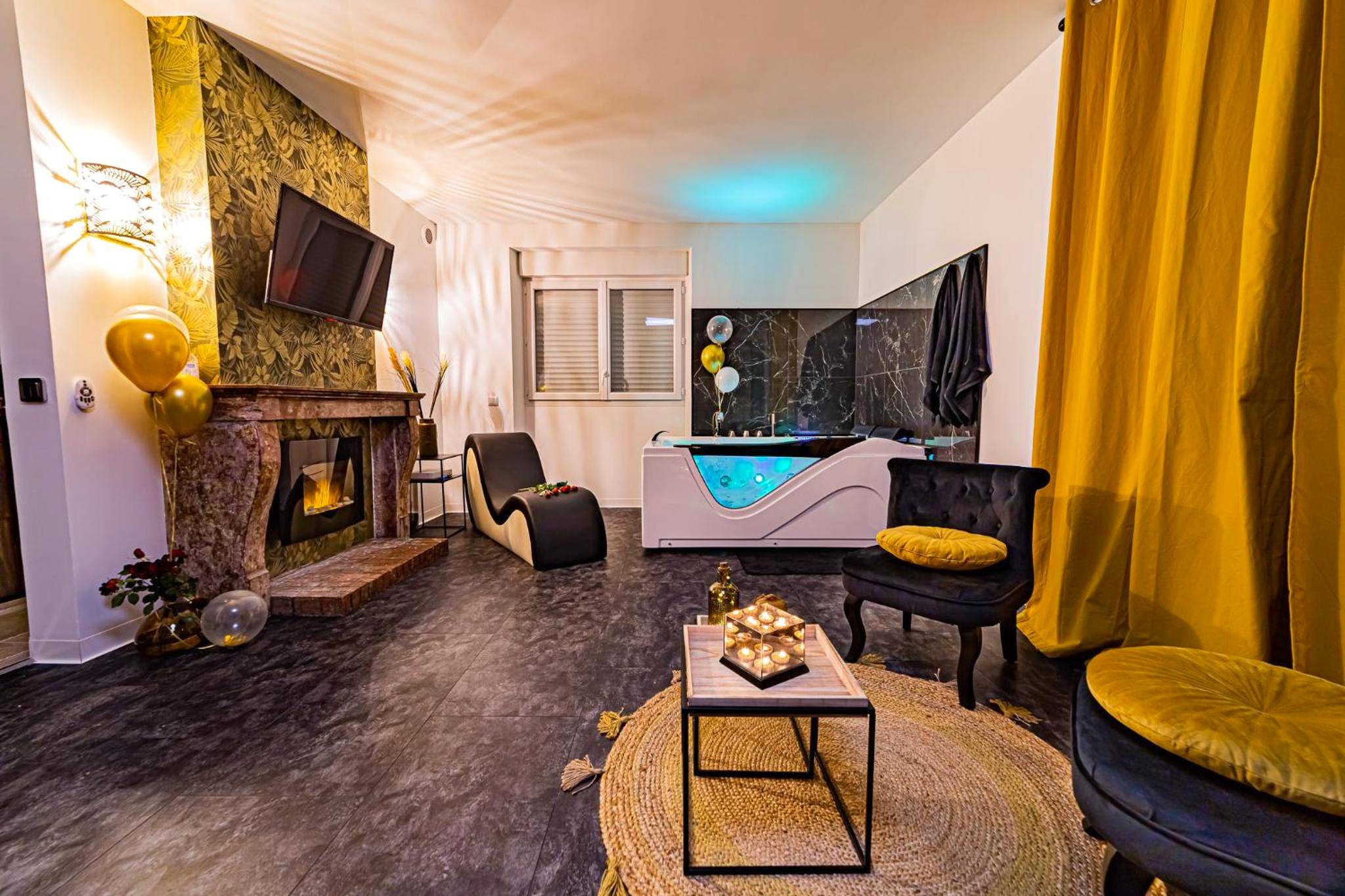 Salon avec cheminée et baignoire balnéo - superbe appartement de charme moulin de Baverans .