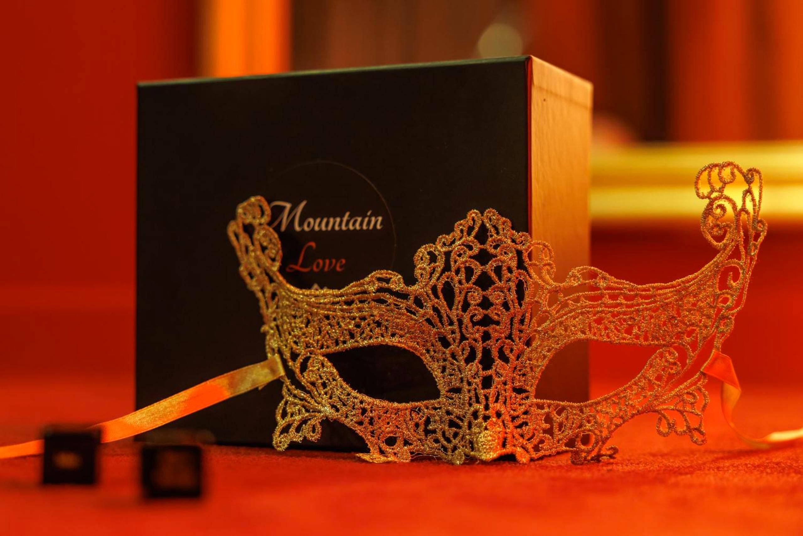 Loup vénitien doré et coffret cadeau - Mountain Love