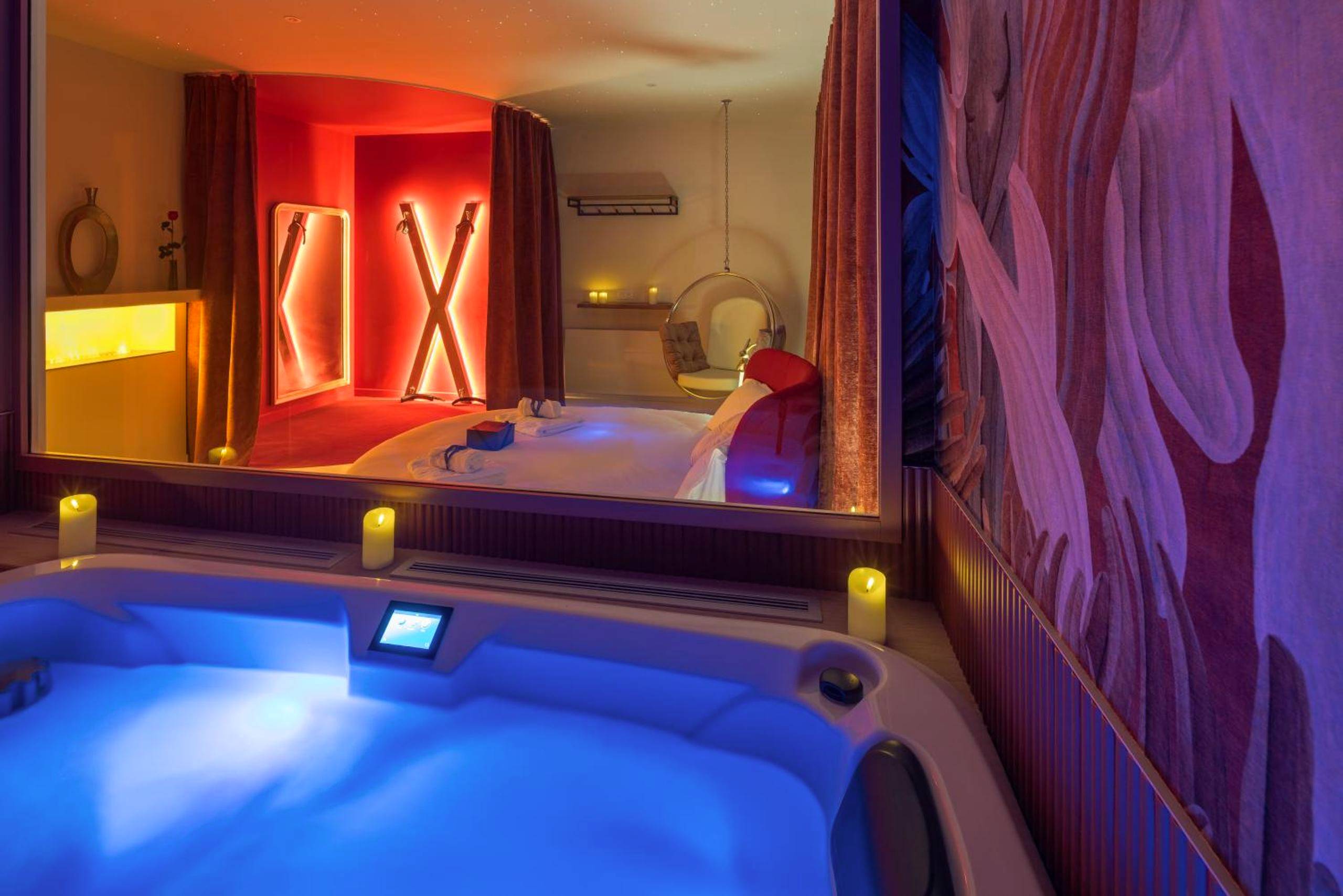 Vue du spa vers la chambre et la pièce secrète - Mountain Love