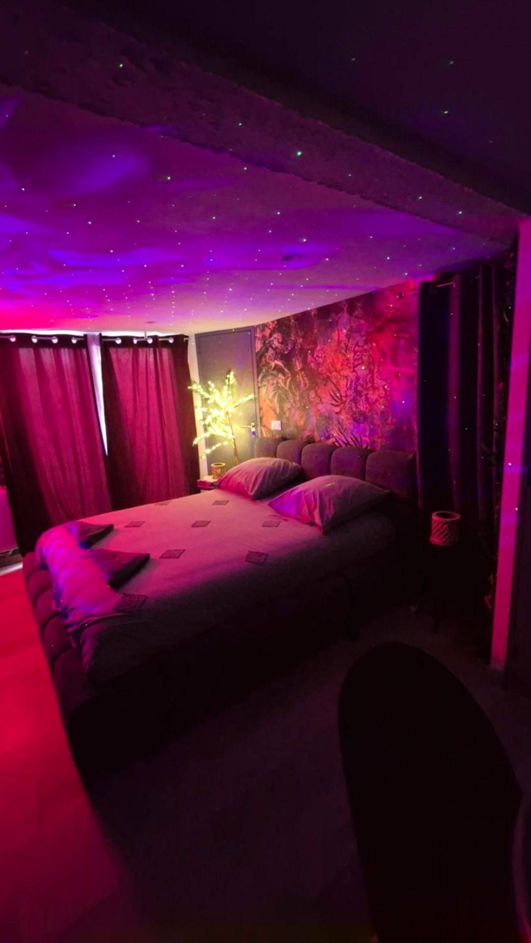 Lit double sous un ciel étoilé lumineux - Love Room Lampaul - Plouarzel - LoveRoom le moutik du bord de mer avec SPA et...