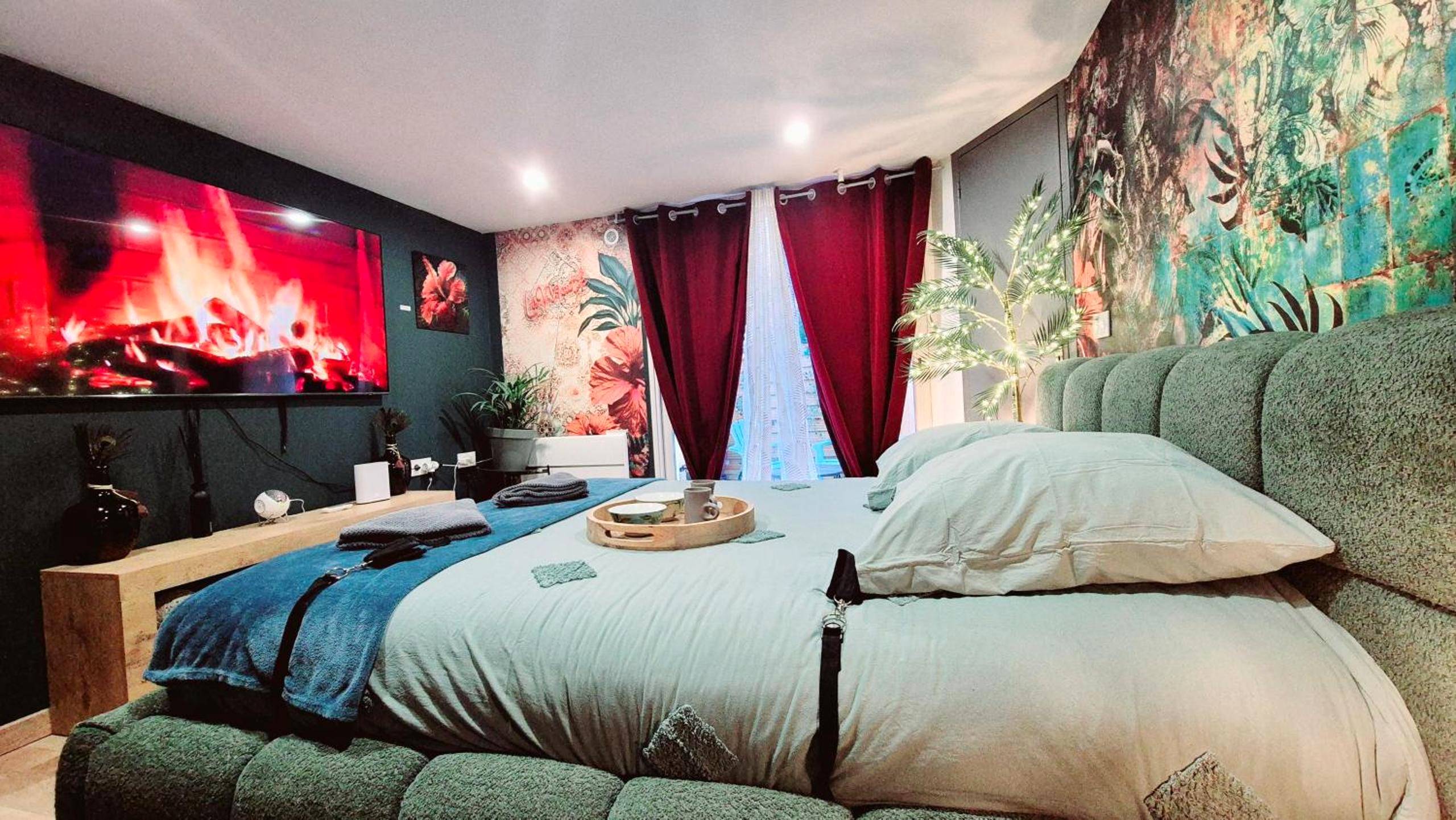 Chambre avec grand écran et lit capitonné - LoveRoom le moutik du bord de mer avec SPA et sauna parking gratuit