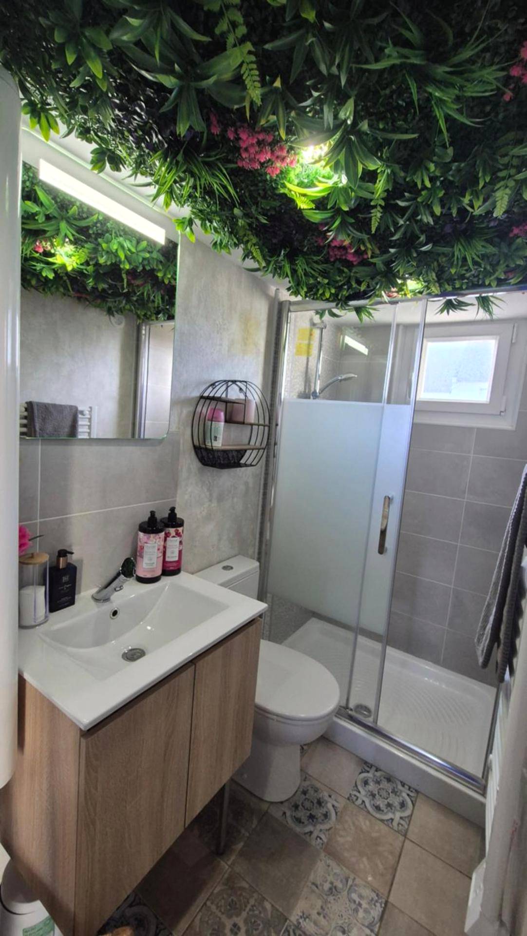 Salle d'eau avec plafond végétal luxuriant - LoveRoom le moutik du bord de mer avec SPA et sauna parking gratuit