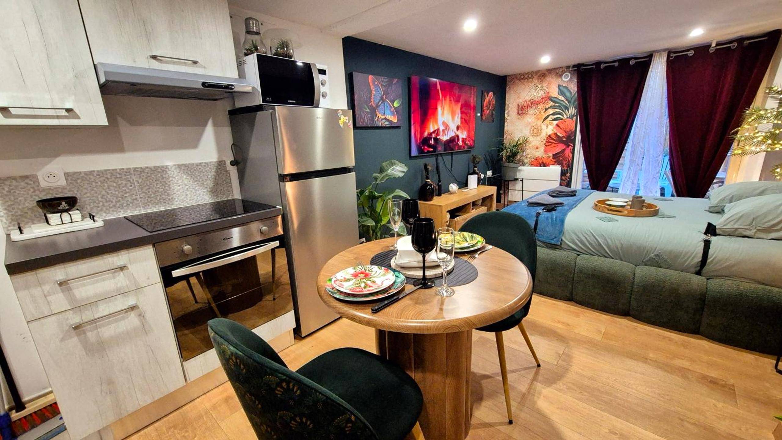 Cuisine équipée ouverte sur l'espace repas - LoveRoom le moutik du bord de mer avec SPA et sauna parking gratuit