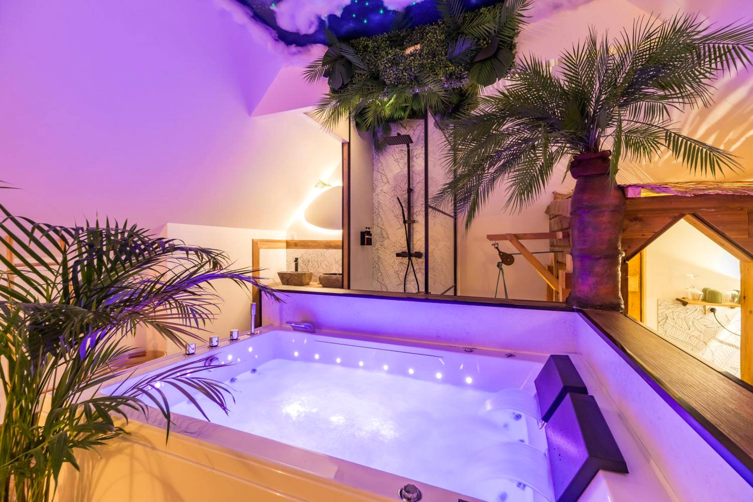 Baignoire balnéo éclairée et douche à l'italienne - Love Room Bégard - Mowgli Gite Jungle