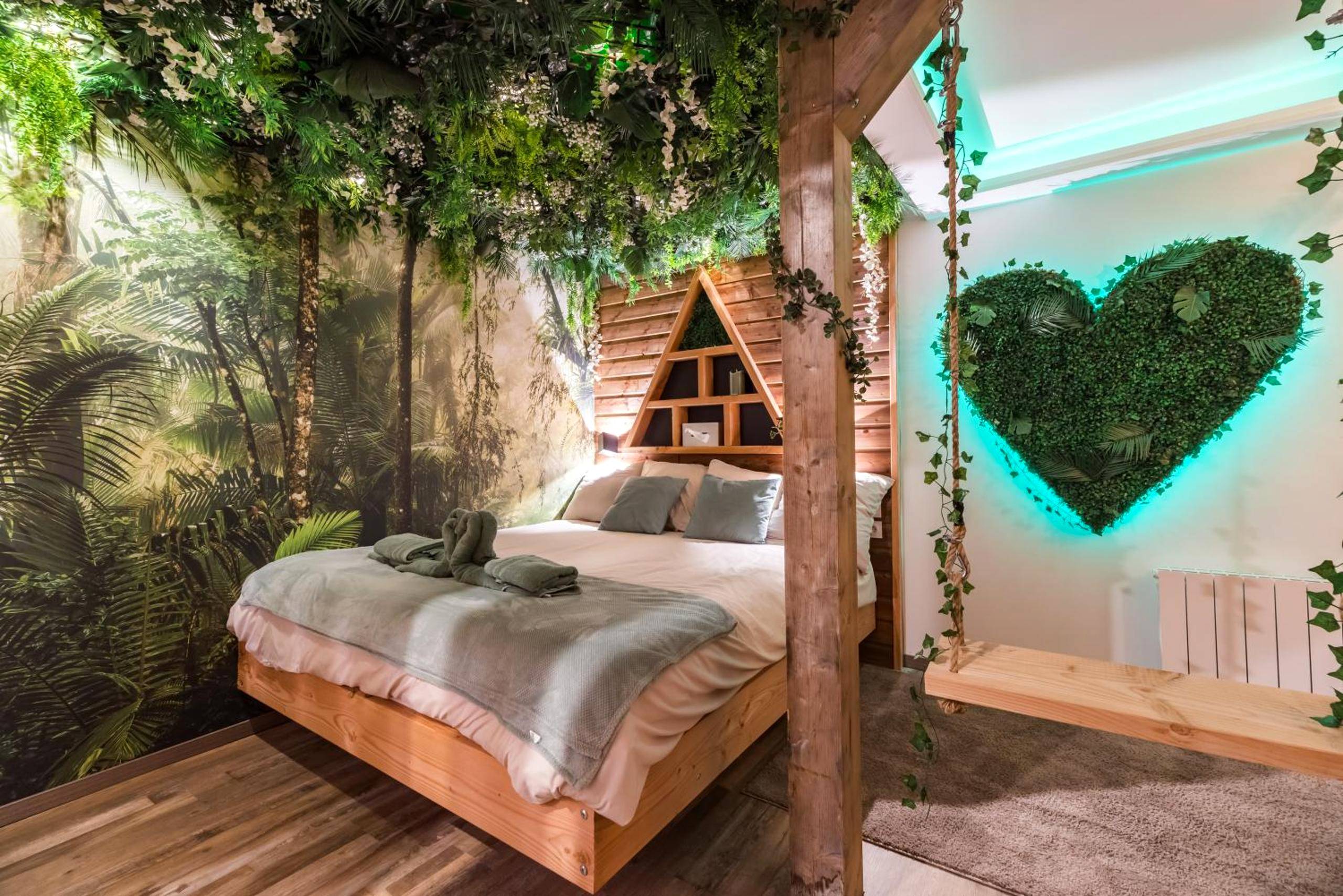 Lit double sous plafond végétal avec balançoire - Mowgli Gite Jungle