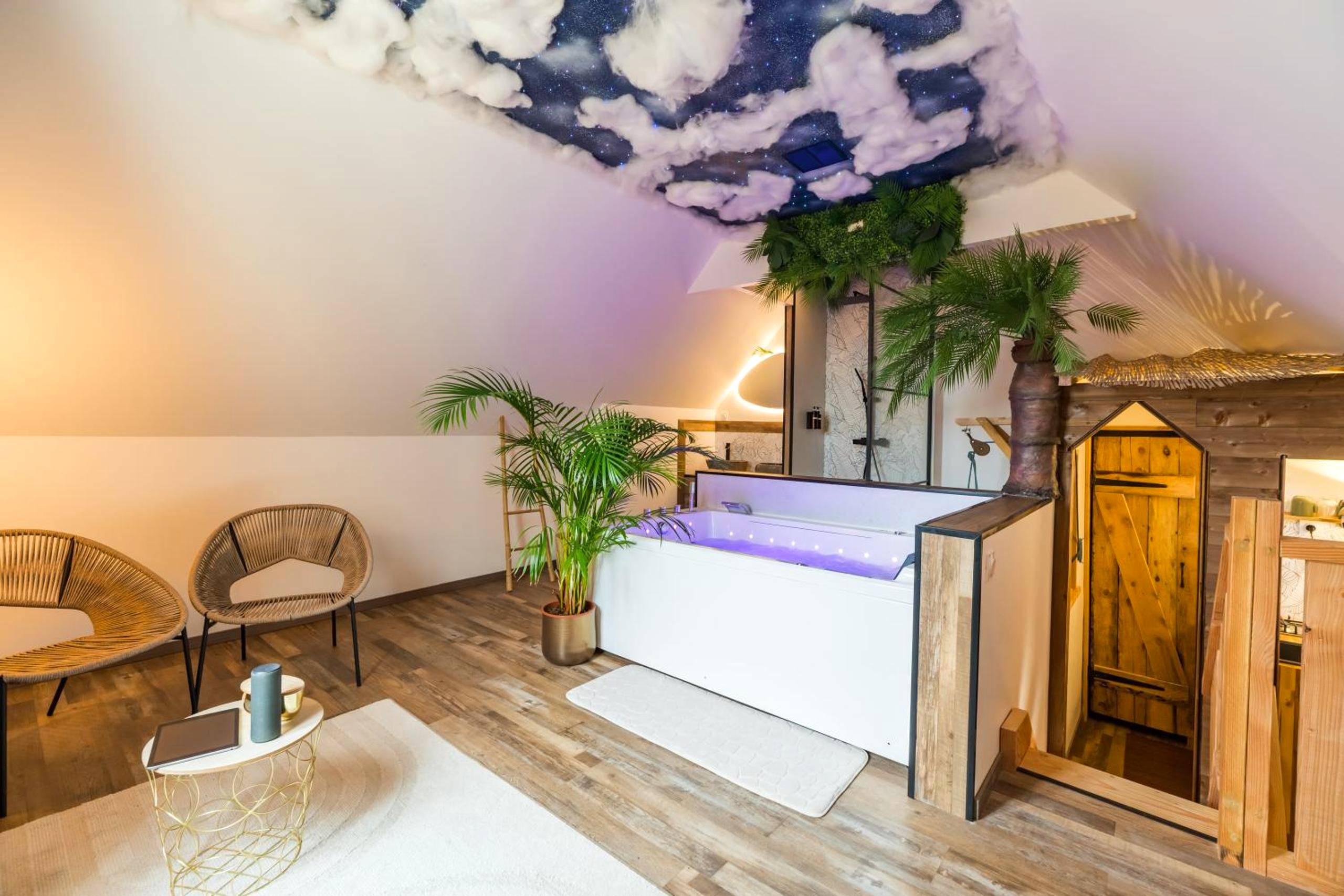 Espace détente avec jacuzzi et plafond étoilé - Mowgli Gite Jungle