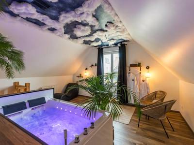 Jacuzzi privatif et fauteuil de relaxation - Mowgli Gite Jungle