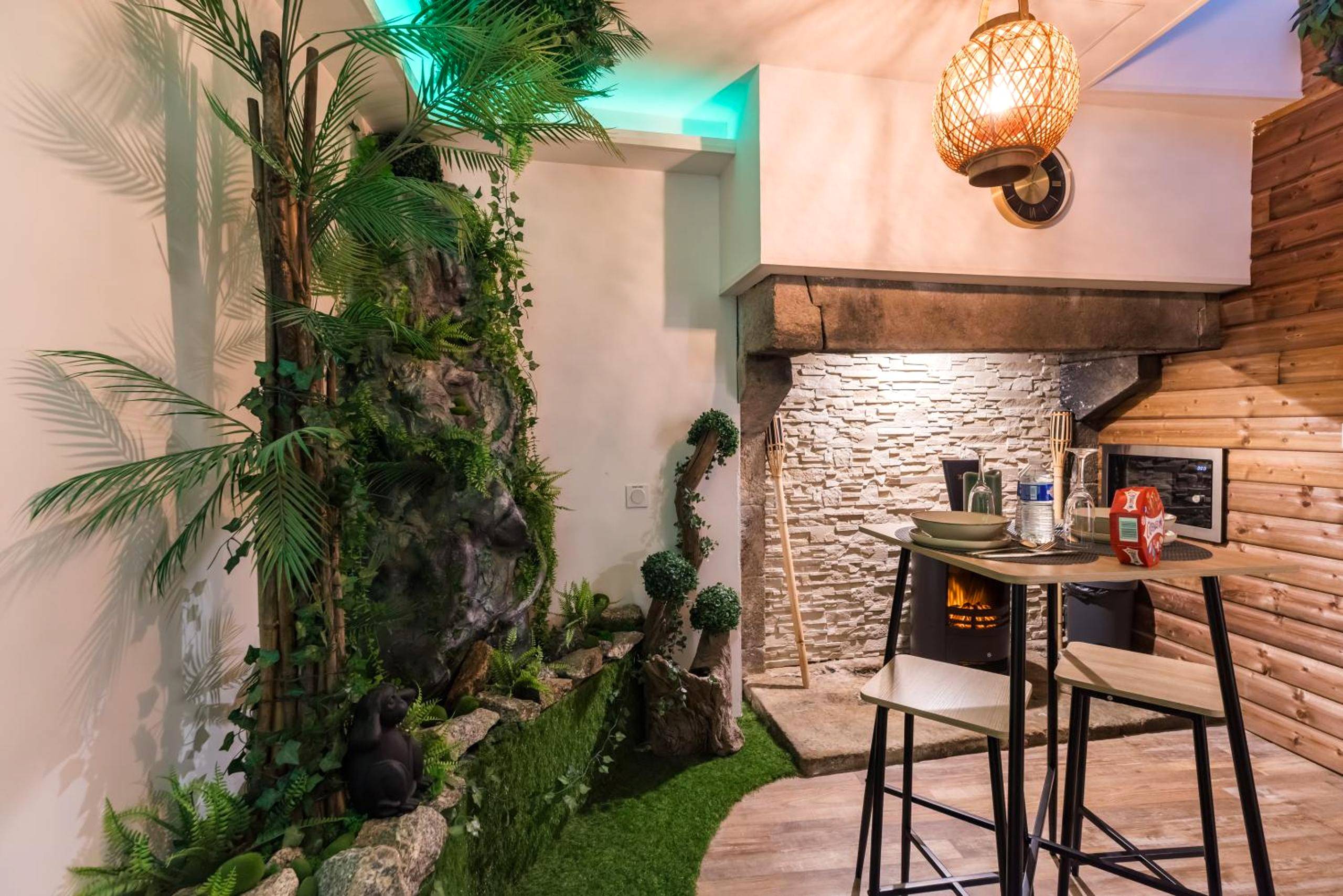 Coin repas avec table haute et décor naturel - Mowgli Gite Jungle