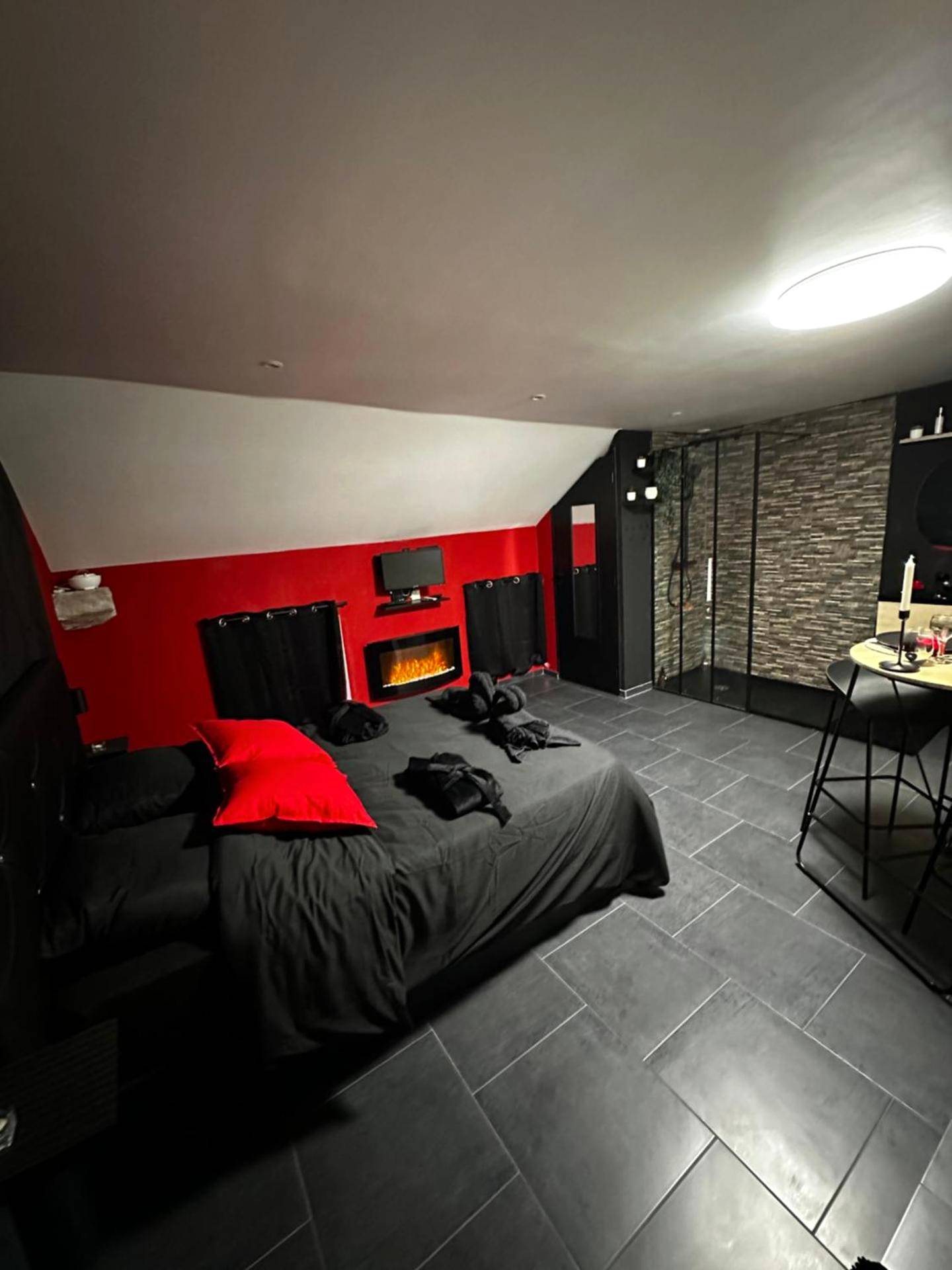 Lit double face à une cheminée électrique - Msroom