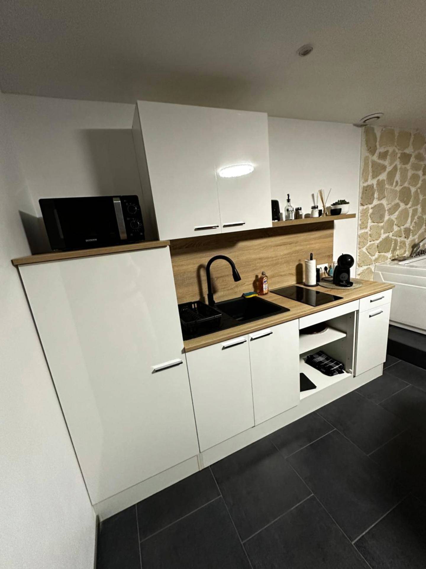 Kitchenette moderne équipée avec évier noir - Msroom