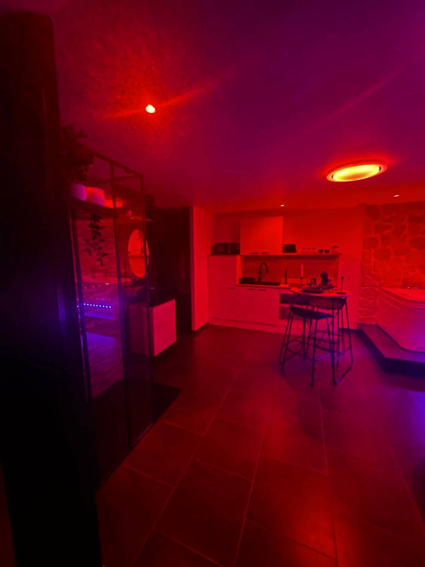 Espace de vie avec mange - debout sous lumière rouge - Msroom