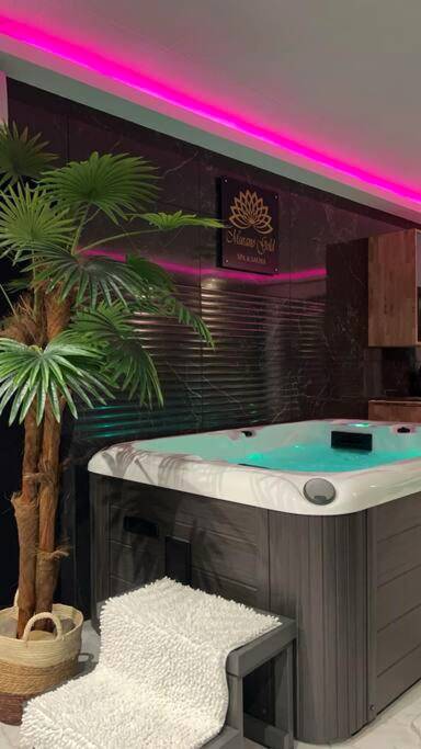 Jacuzzi privatif avec éclairage néon rose - Love Room Landrethun - le - Nord - Murano Gold Gîte avec SPA & SAUNA Privatif
