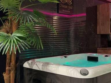 Jacuzzi privatif avec éclairage néon rose - Love Room Landrethun - le - Nord - Murano Gold Gîte avec SPA & SAUNA Privatif