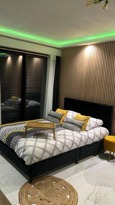 Lit double avec plateau de petit - déjeuner - Murano Gold Gîte avec SPA & SAUNA Privatif