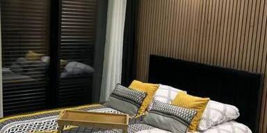 Lit double avec plateau de petit - déjeuner - Murano Gold Gîte avec SPA & SAUNA Privatif