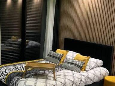 Lit double avec plateau de petit - déjeuner - Murano Gold Gîte avec SPA & SAUNA Privatif
