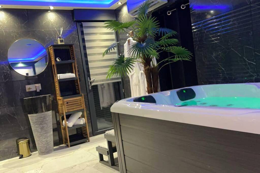 Espace spa avec jacuzzi et vasque design - Murano Gold Gîte avec SPA & SAUNA Privatif