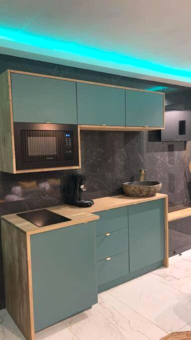 Kitchenette équipée aux tons vert d'eau - Murano Gold Gîte avec SPA & SAUNA Privatif