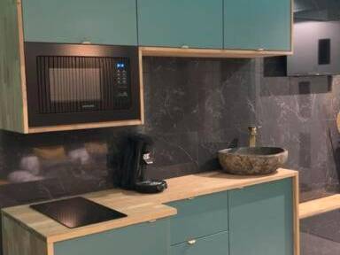 Kitchenette équipée aux tons vert d'eau - Murano Gold Gîte avec SPA & SAUNA Privatif