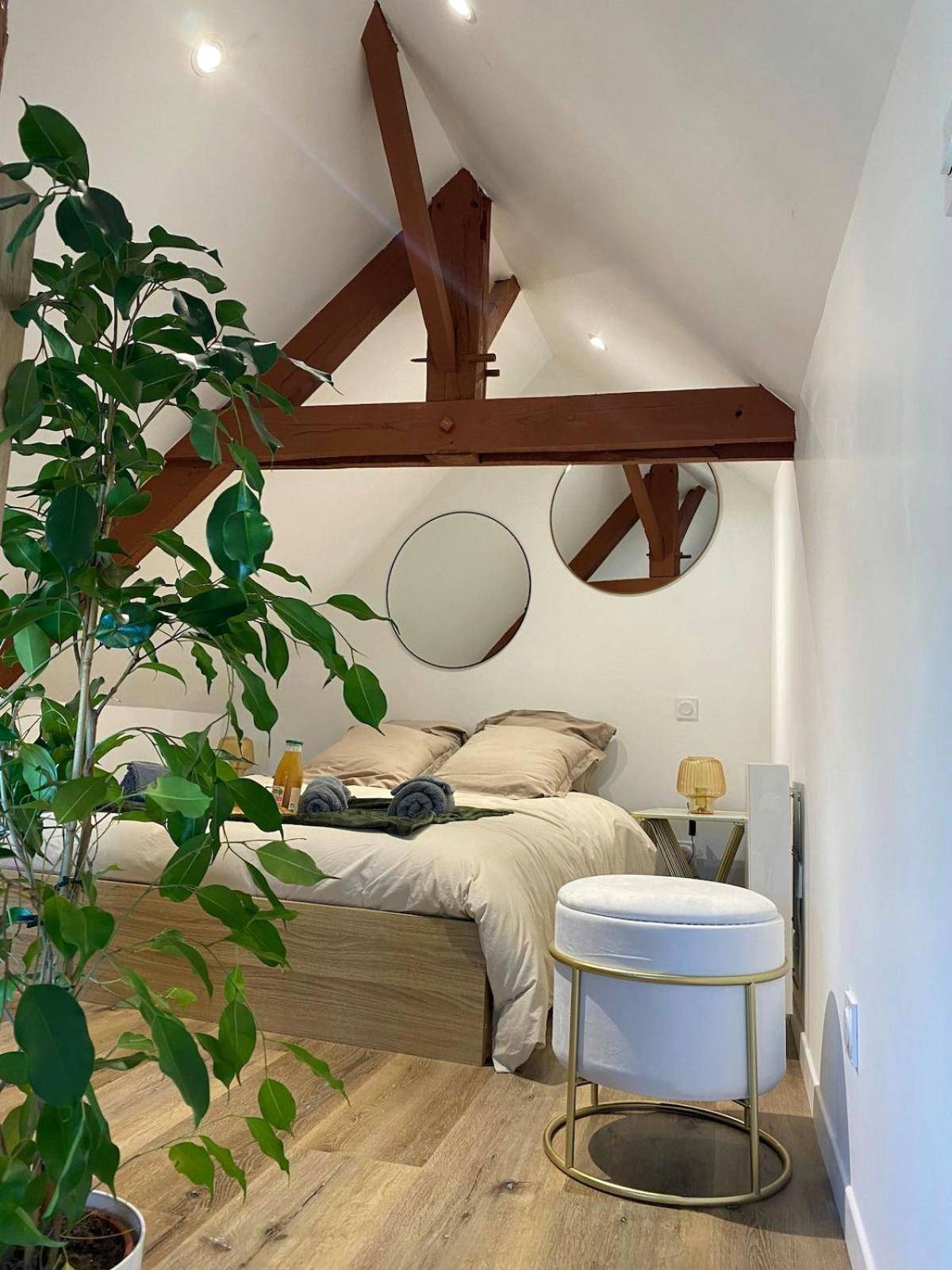 Chambre sous combles avec poutres apparentes - Le Murmure de détente Guerlédan