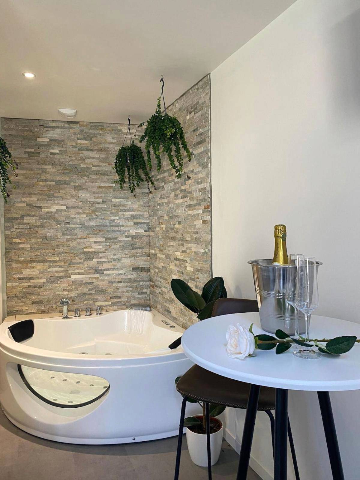 Baignoire balnéo et table haute romantique - Le Murmure de détente Guerlédan