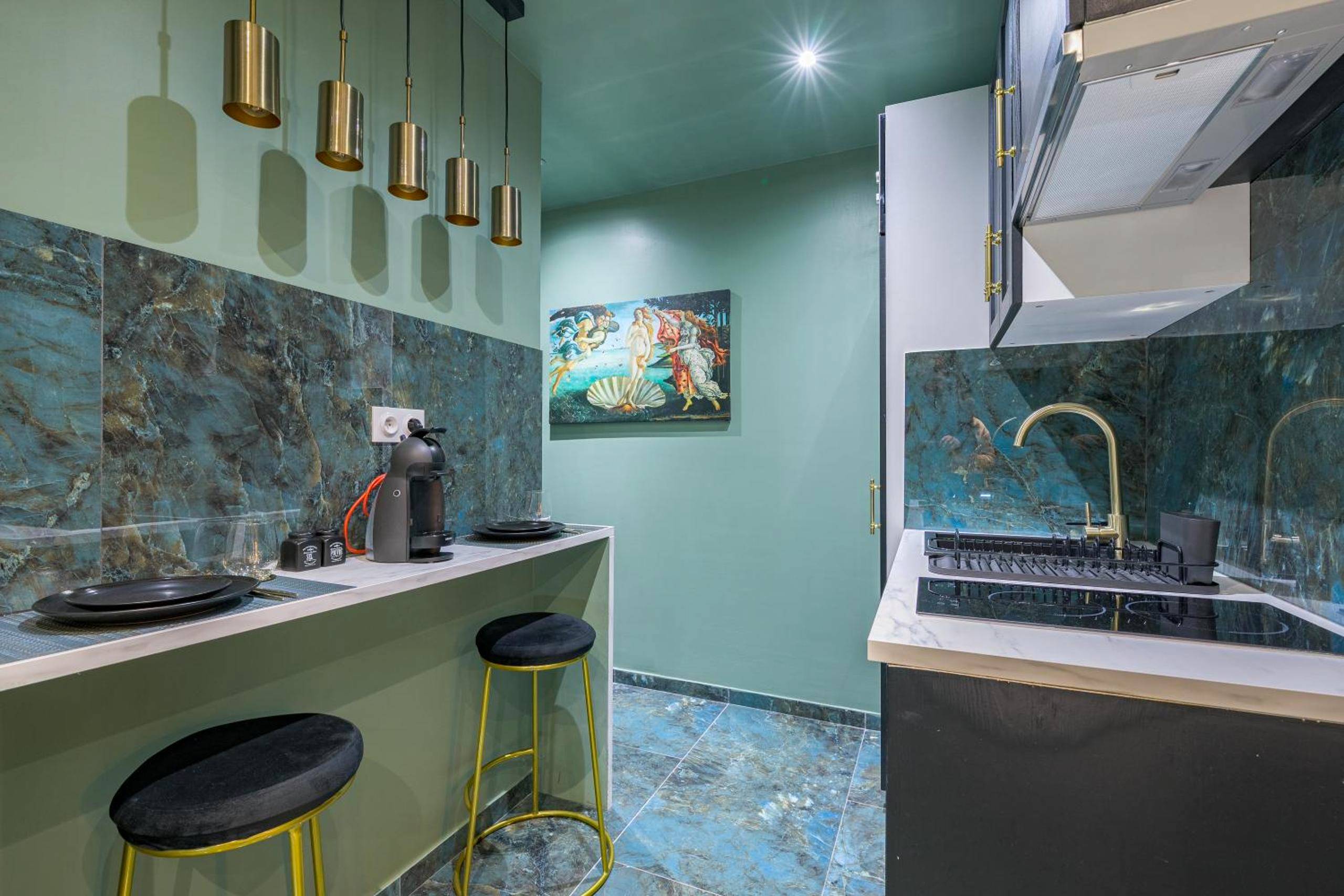 Cuisine équipée avec plaques et évier doré - Le Musée d’Aphrodite / JACUZZI