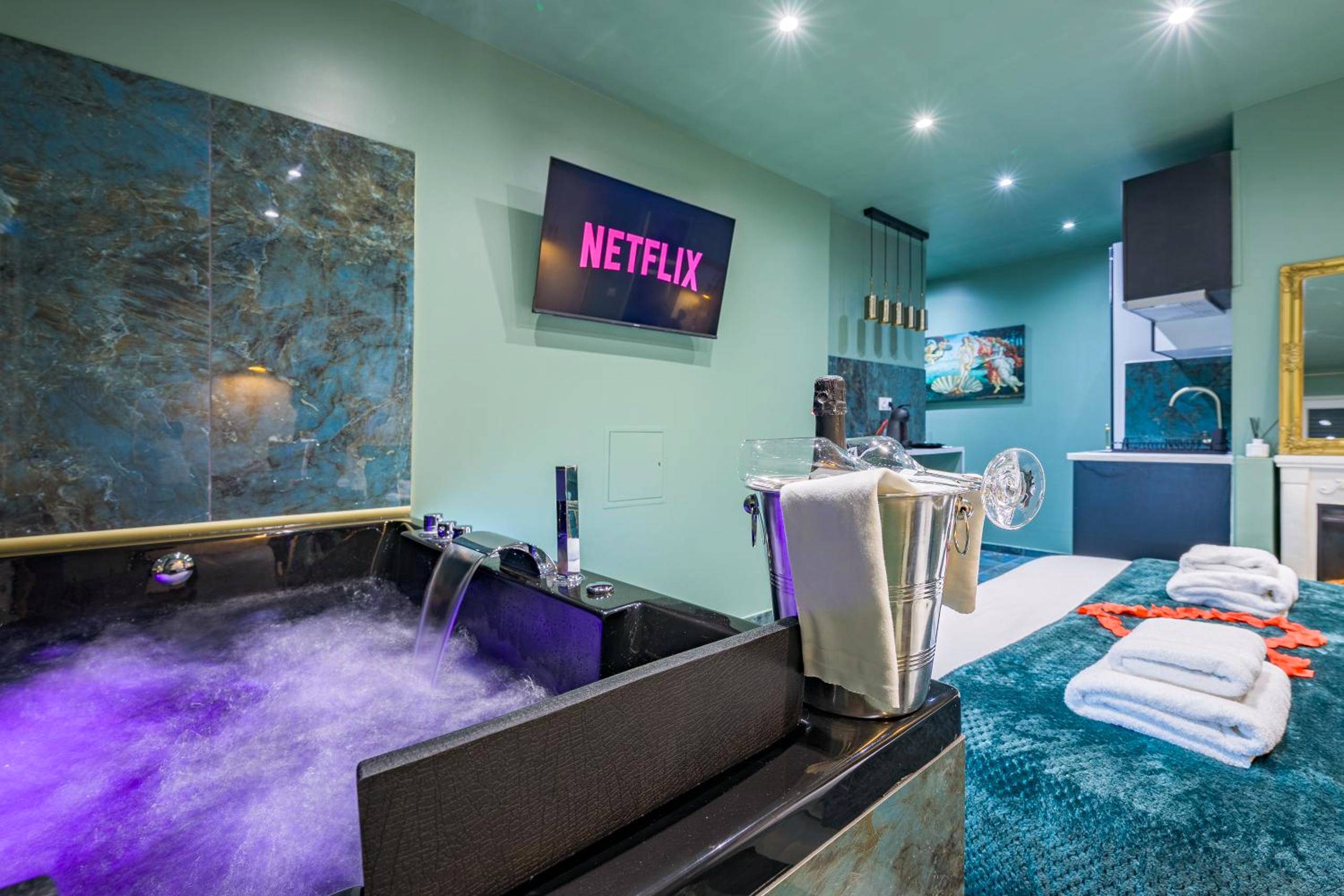 Jacuzzi bouillonnant avec éclairage violet - Le Musée d’Aphrodite / JACUZZI