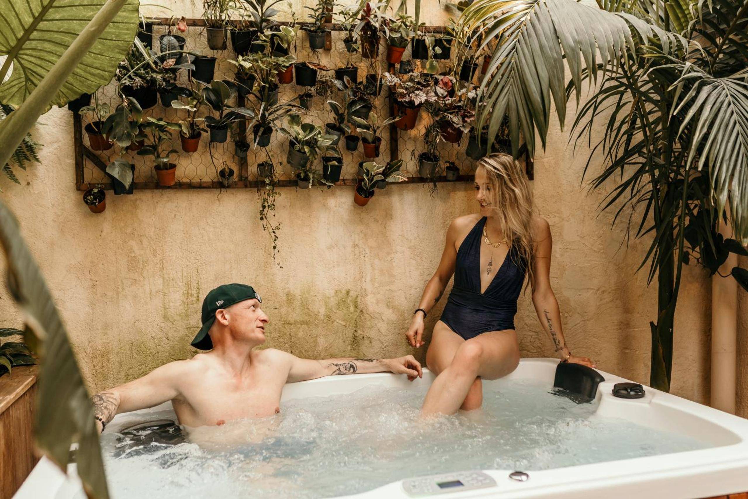 Jacuzzi privatif sous un mur végétal - Love Room Vauvert - myinsolite - Cocon Tropical, jacuzzi, énigme