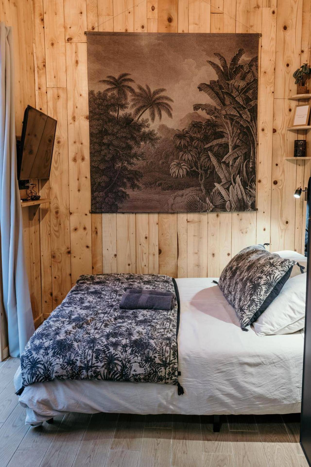 Chambre avec lit double et décor tropical - myinsolite - Cocon Tropical, jacuzzi, énigme