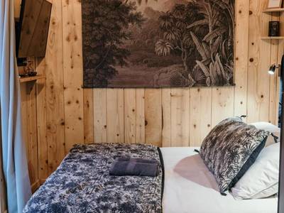 Chambre avec lit double et décor tropical - myinsolite - Cocon Tropical, jacuzzi, énigme