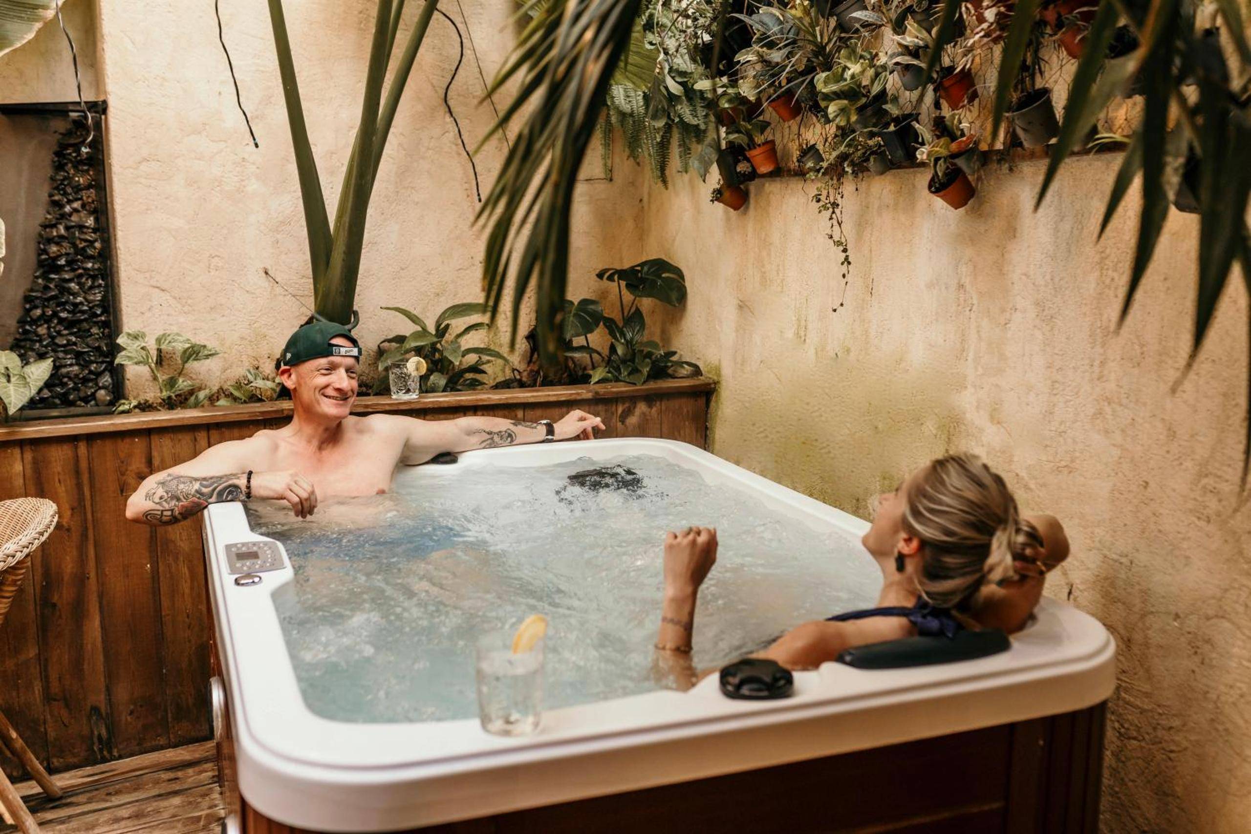 Couple se relaxant dans un jacuzzi extérieur - myinsolite - Cocon Tropical, jacuzzi, énigme