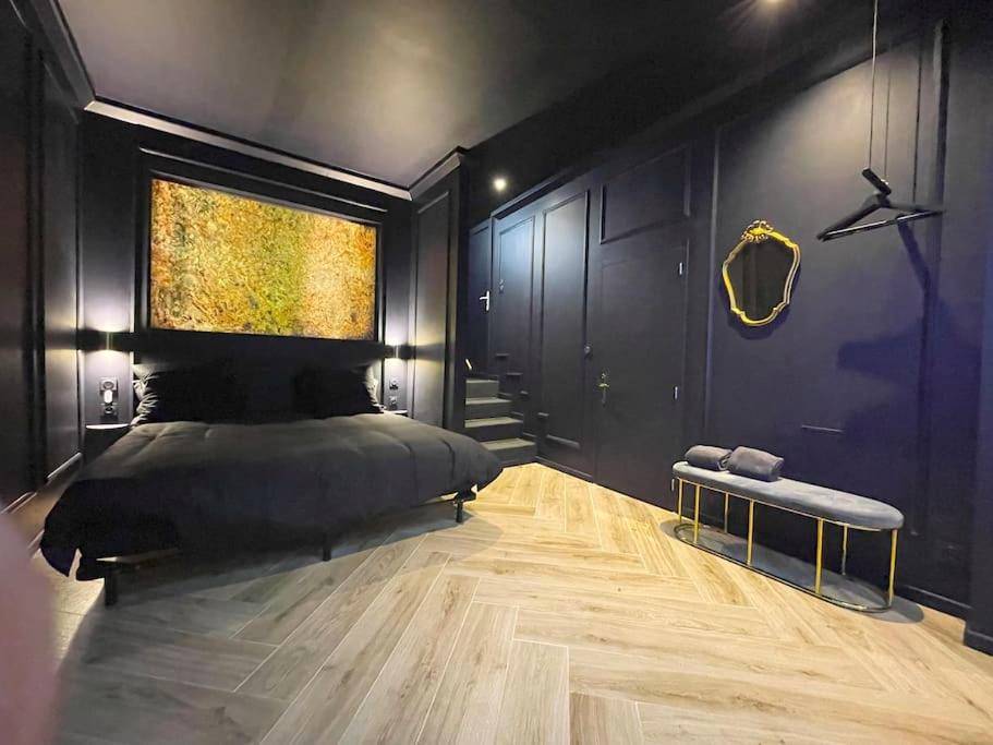 Lit double noir et décoration murale dorée - myinsolite - l'onyx