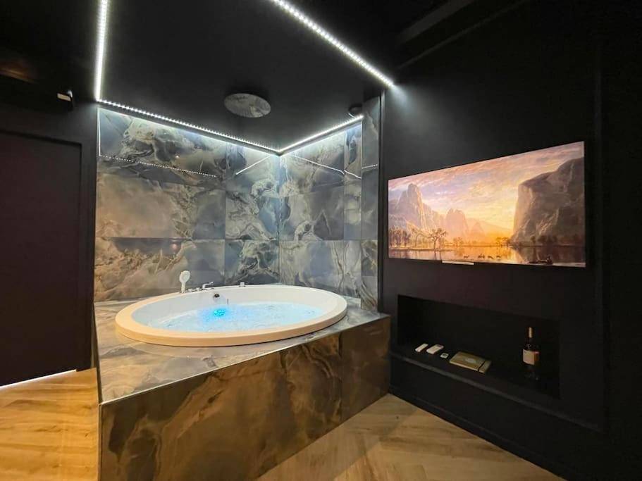 Baignoire balnéo avec éclairage LED bleu - myinsolite - l'onyx