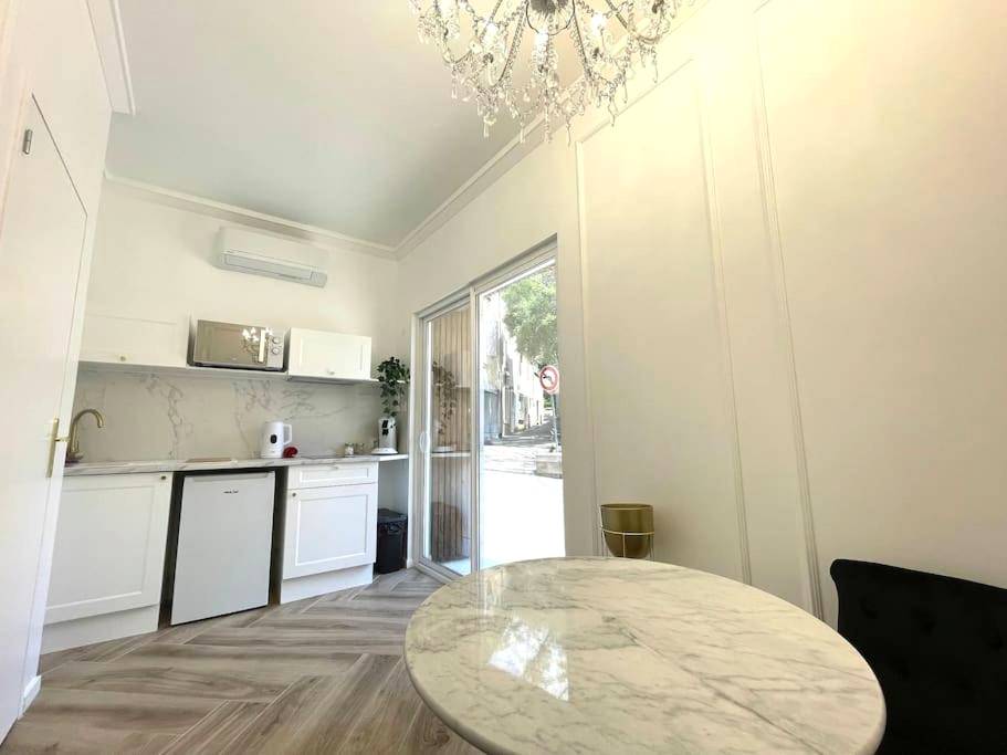 Cuisine équipée blanche et table en marbre - myinsolite - l'onyx