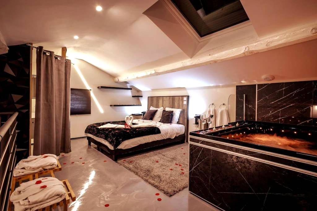 Chambre sous combles avec jacuzzi et lit double - Love Room Châtillon - sur - Chalaronne - My Love Nest