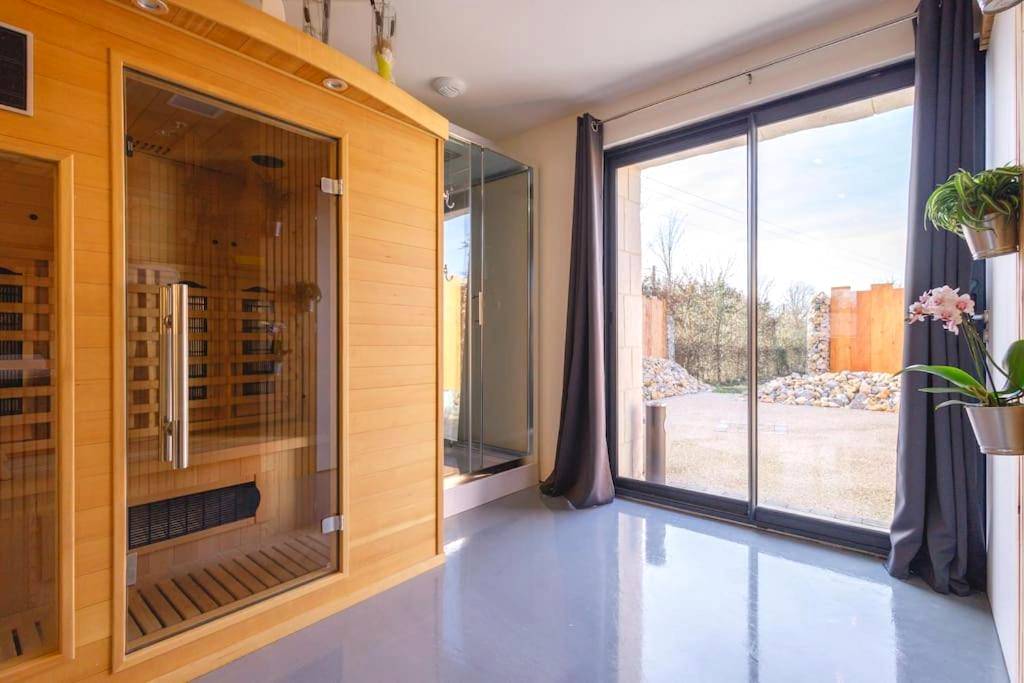 Sauna infrarouge en bois face à une baie vitrée - My Love Nest
