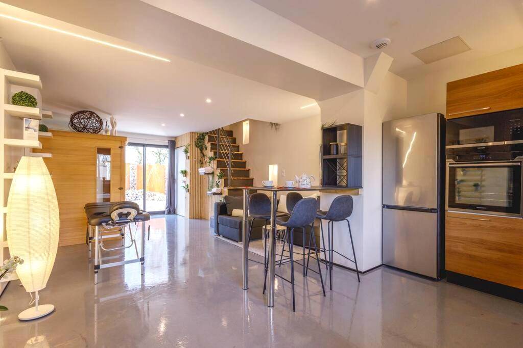 Espace de vie avec cuisine équipée et mange - debout - My Love Nest