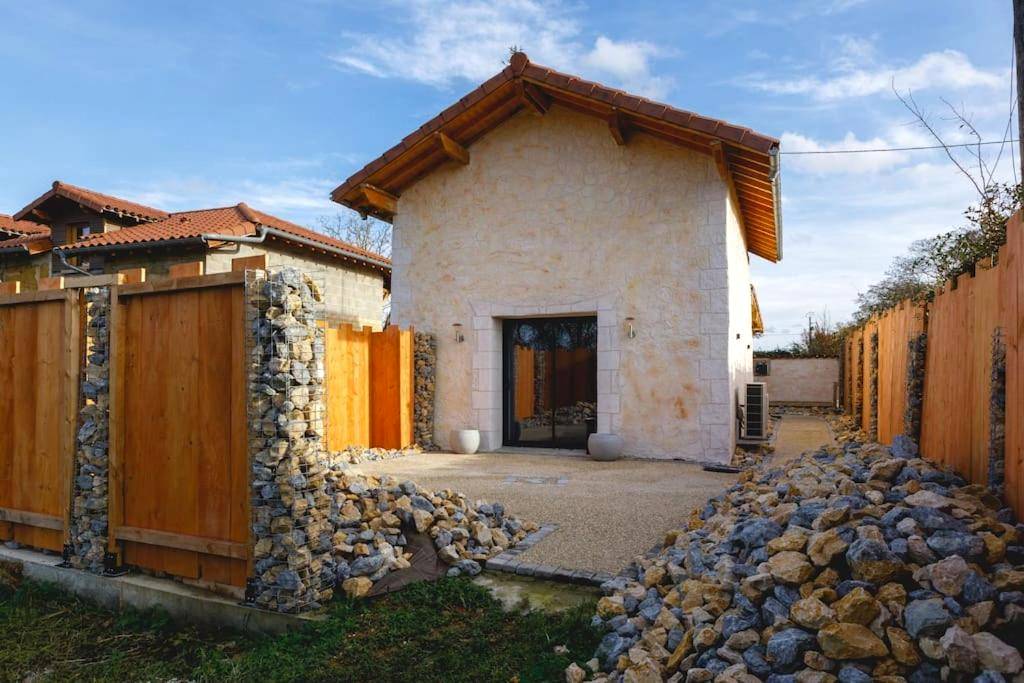 Façade extérieure en pierre avec terrasse privée - My Love Nest