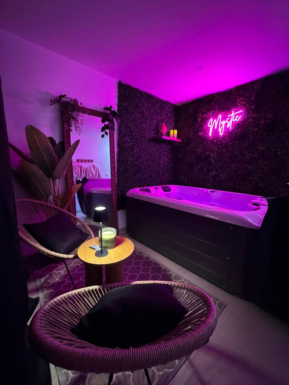 Jacuzzi privatif sous néon rose et mur végétal - Love Room Saint - Symphorien - Love Room - Le Mystic
