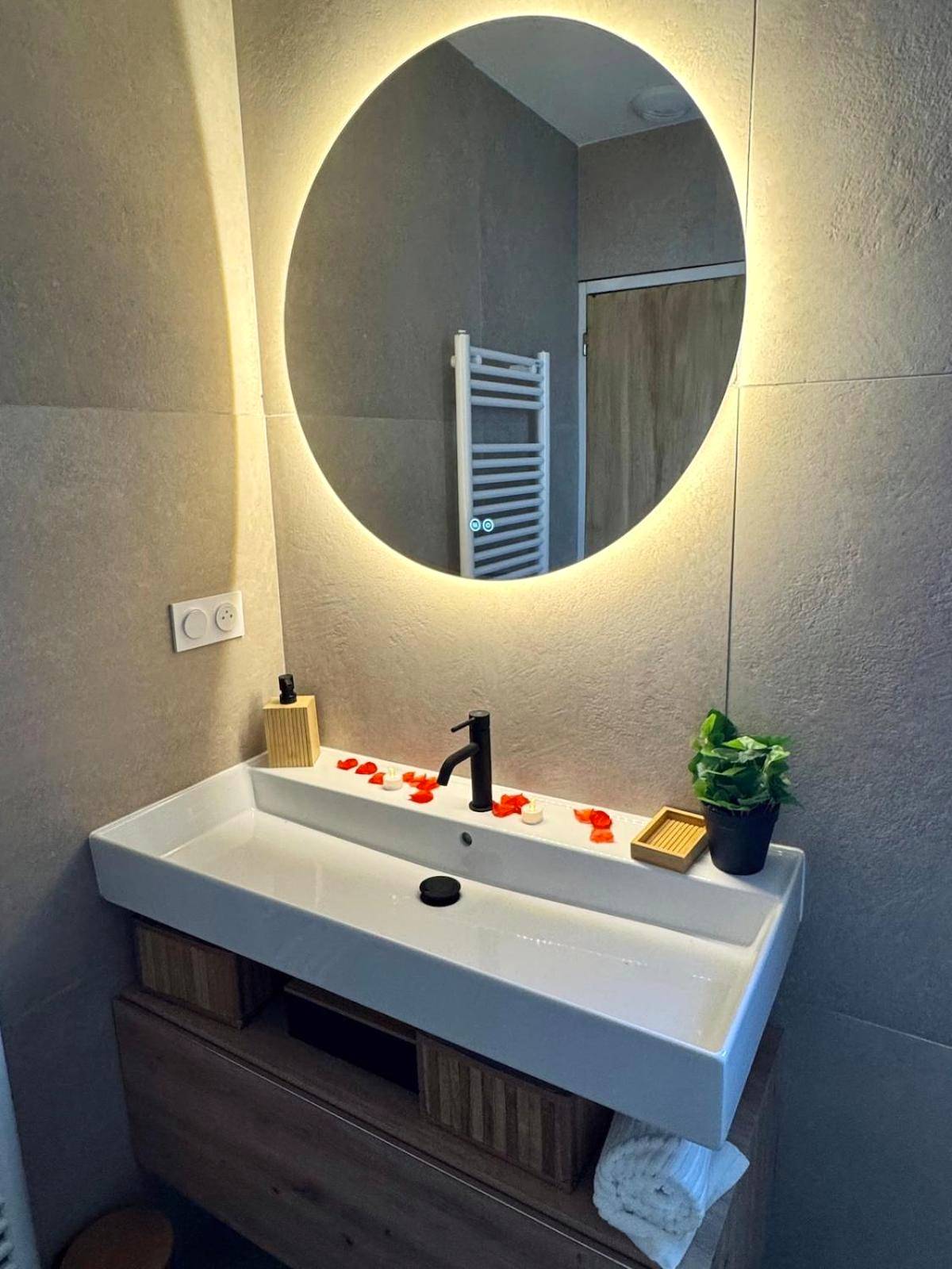 Vasque moderne avec miroir rond rétroéclairé - Love Room - Le Mystic